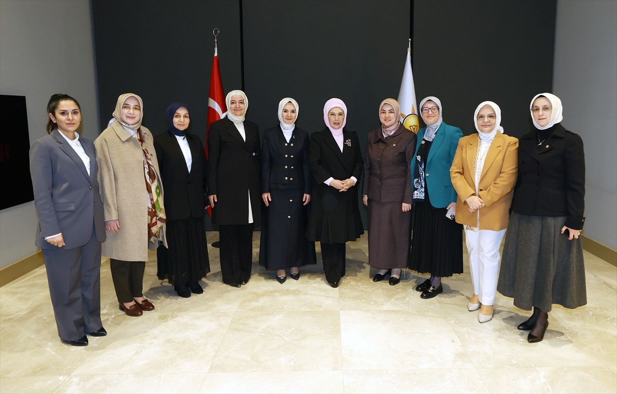 Cumhurbaşkanı Recep Tayyip Erdoğan'ın eşi Emine Erdoğan, AK Parti Genel Merkez Kadın Kolları...