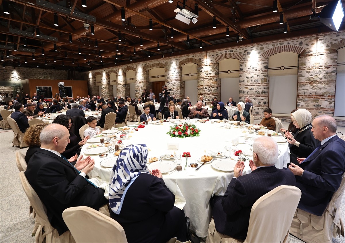 Cumhurbaşkanı Recep Tayyip Erdoğan ve eşi Emine Erdoğan, Dolmabahçe Çalışma Ofisi'nde şehit...
