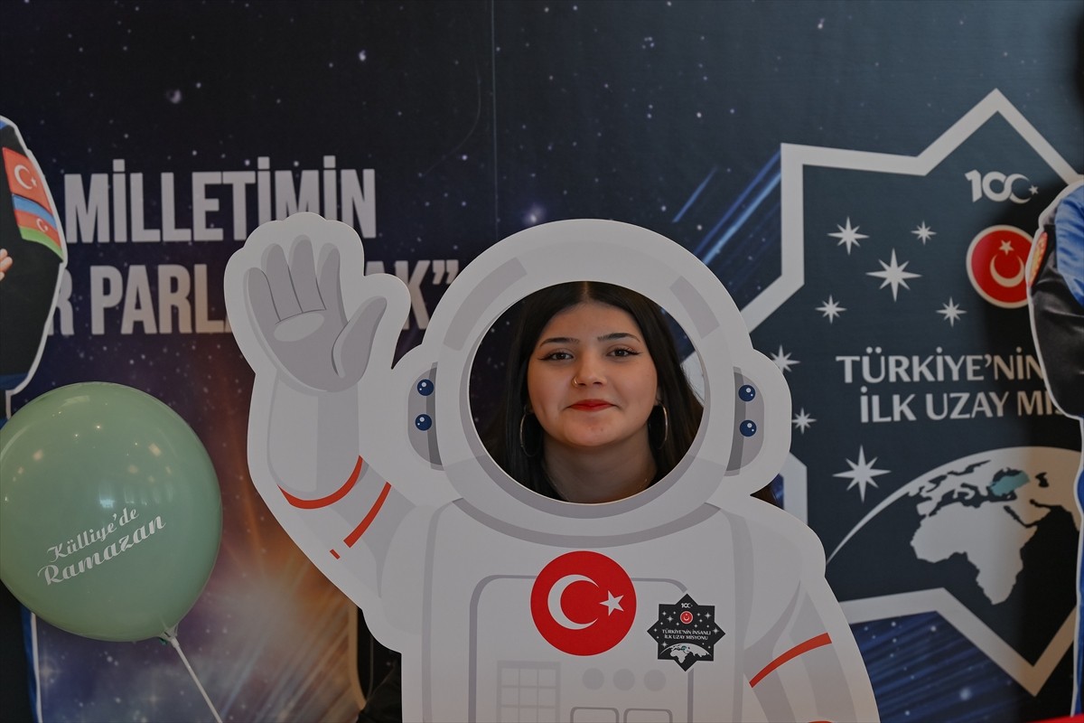 Cumhurbaşkanlığı Külliyesi'nde düzenlenen "Külliye'de Ramazan" etkinlikleri kapsamında çocuklar...