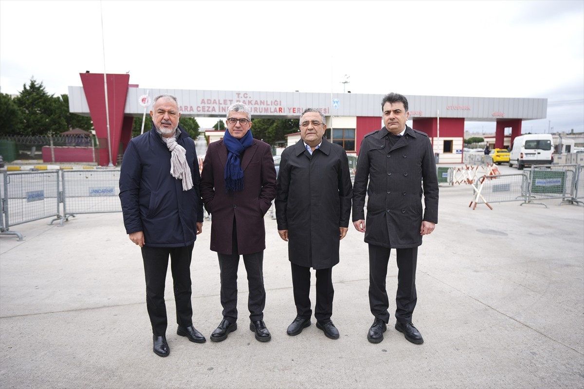 Cumhuriyet Halk Partisi (CHP) Grup Başkanvekili Gökhan Günaydın (sol 2) ve beraberindeki heyet...