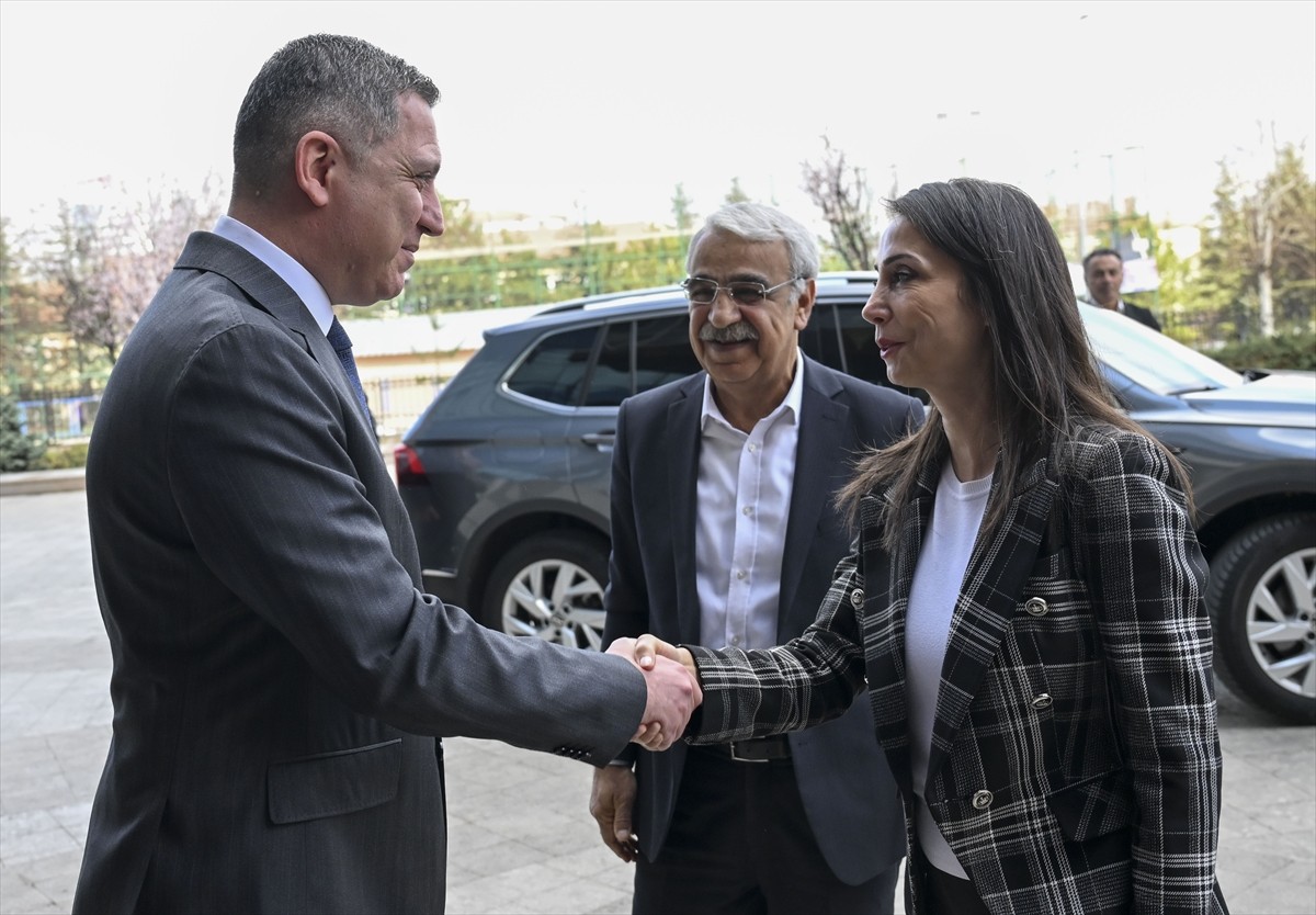 DEM Parti Eş Genel Başkanı Tülay Hatimoğulları (sağda), Türkiye Barolar Birliğine (TBB) ziyarette...