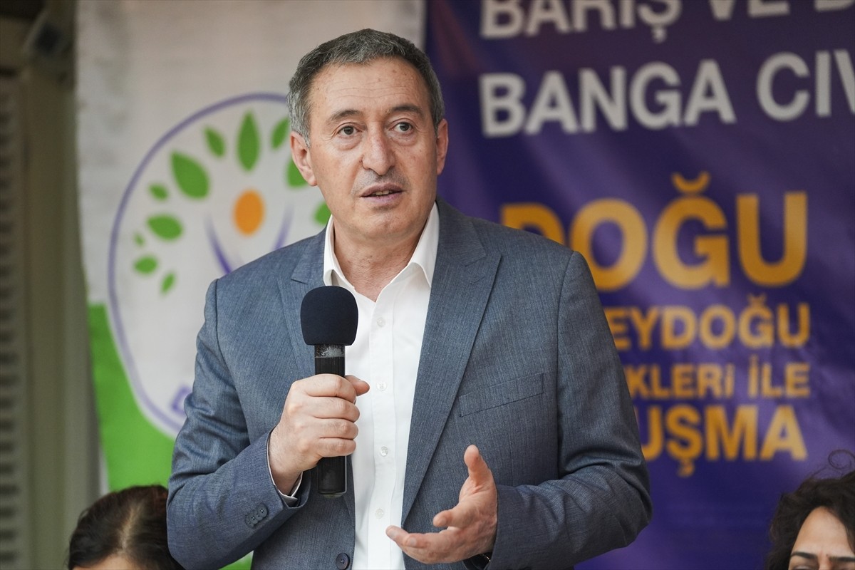 DEM Parti Eş Genel Başkanı Tuncer Bakırhan. Okmeydanı'nda bir salonda düzenlenen "Doğu ve...