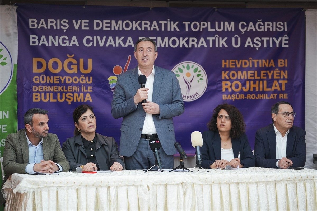 DEM Parti Eş Genel Başkanı Tuncer Bakırhan. Okmeydanı'nda bir salonda düzenlenen "Doğu ve...