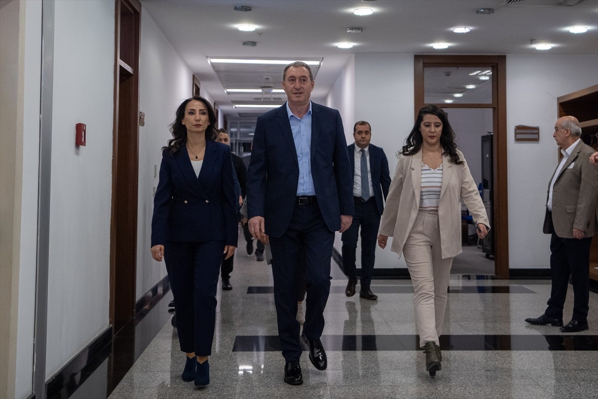 DEM Parti Eş Genel Başkanları Tuncer Bakırhan ve Tülay Hatimoğulları başkanlığındaki heyet, Emek...