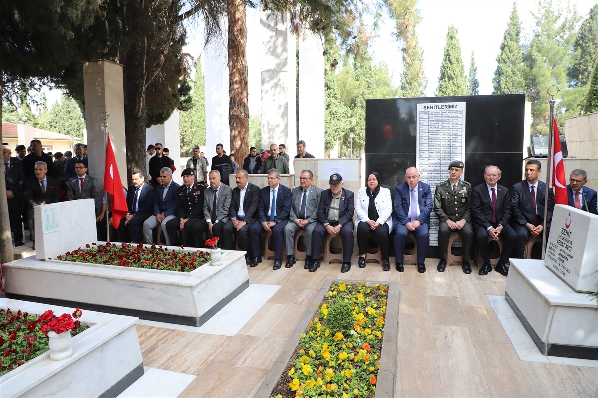 Denizli'de Ramazan Bayramı arifesinde şehitlik ziyareti gerçekleştirildi. Asri Mezarlık'ta...