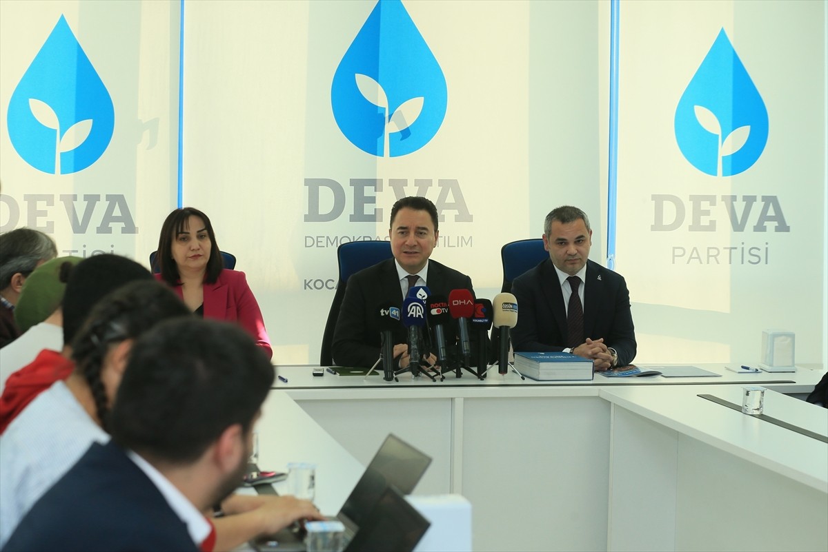 DEVA Partisi Genel Başkanı Ali Babacan, partisinin Kocaeli İl Başkanlığı'nda düzenlenen basın...