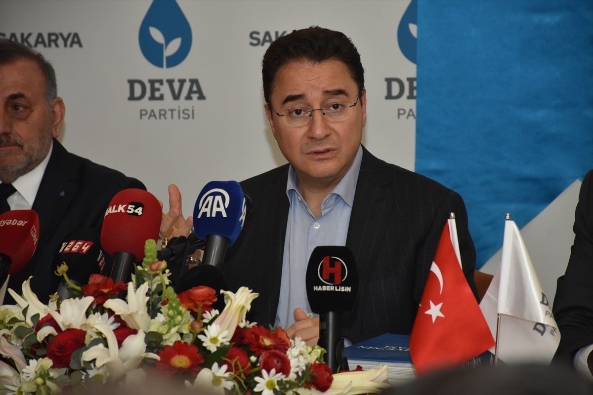 DEVA Partisi Genel Başkanı Ali Babacan, partisinin Sakarya İl Başkanlığının Serdivan ilçesindeki...