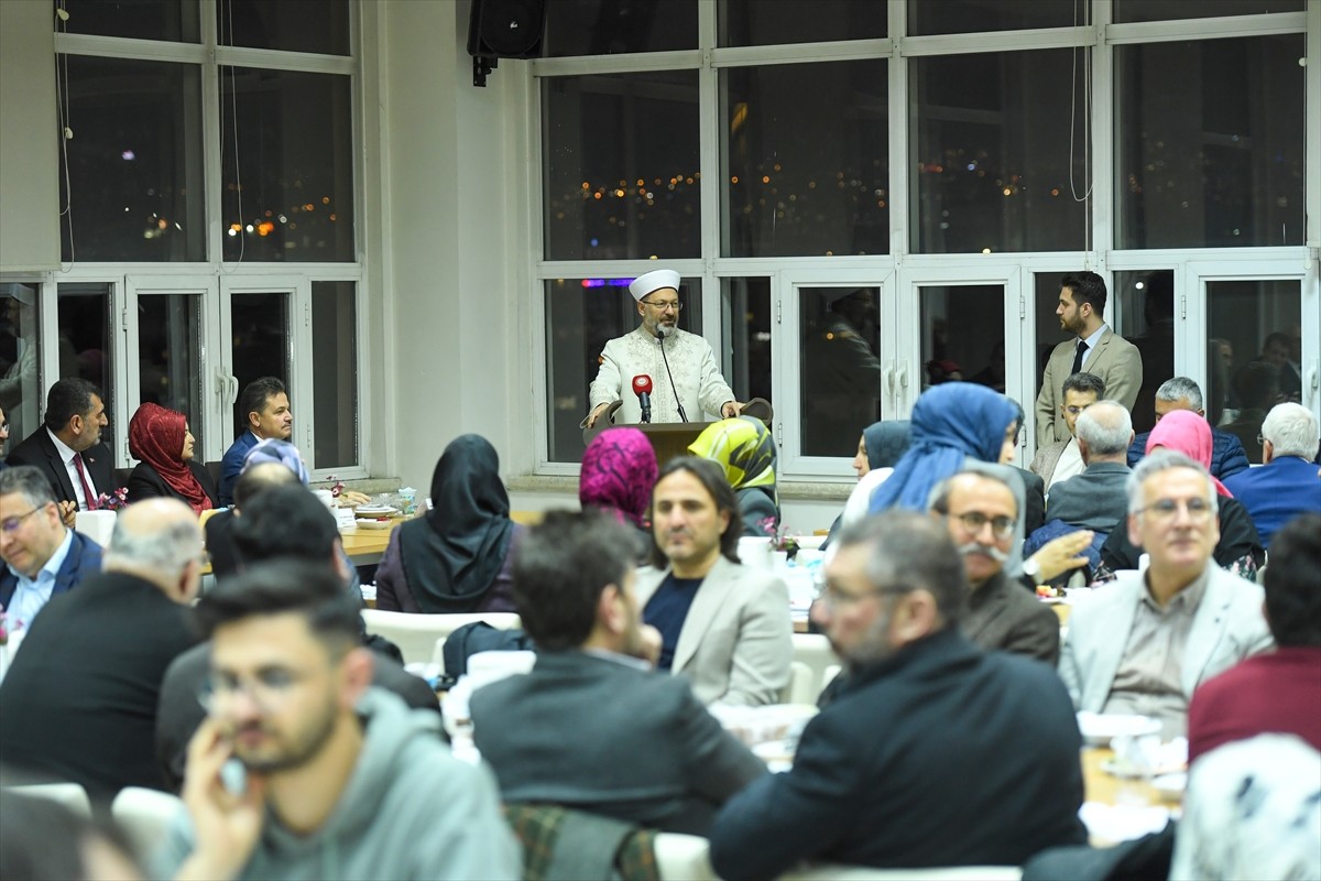 Diyanet İşleri Başkanı Ali Erbaş, Ankara Üniversitesi yönetimi ve İlahiyat Fakültesi öğretim...