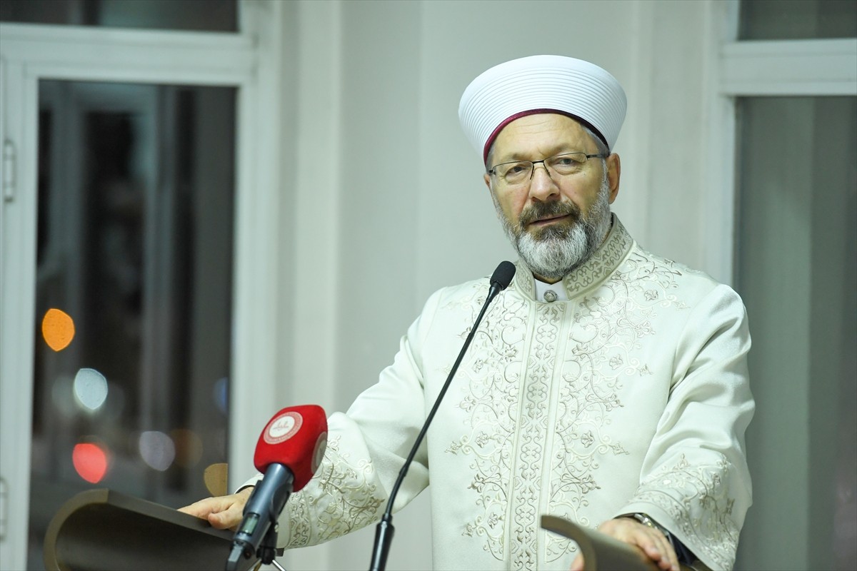 Diyanet İşleri Başkanı Ali Erbaş, Ankara Üniversitesi yönetimi ve İlahiyat Fakültesi öğretim...