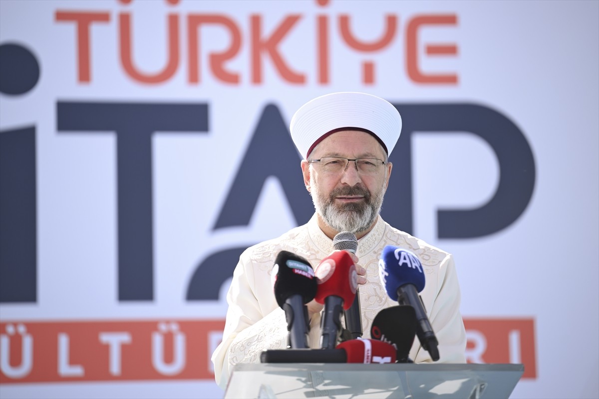 Diyanet İşleri Başkanı Ali Erbaş, Fatih Camisi'nde Diyanet İşleri Başkanlığı ve Türkiye Diyanet...