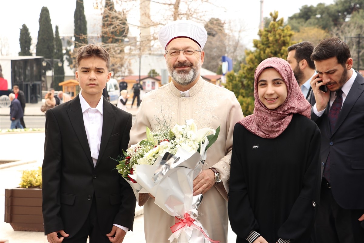 Diyanet İşleri Başkanı Ali Erbaş, programı kapsamında geldiği Tekirdağ Valiliği'nde öğrenciler...