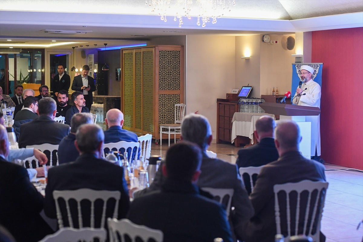 Diyanet İşleri Başkanı Ali Erbaş, Türkiye Diyanet Vakfınca (TDV) düzenlenen "İyilik Buluşmaları"...