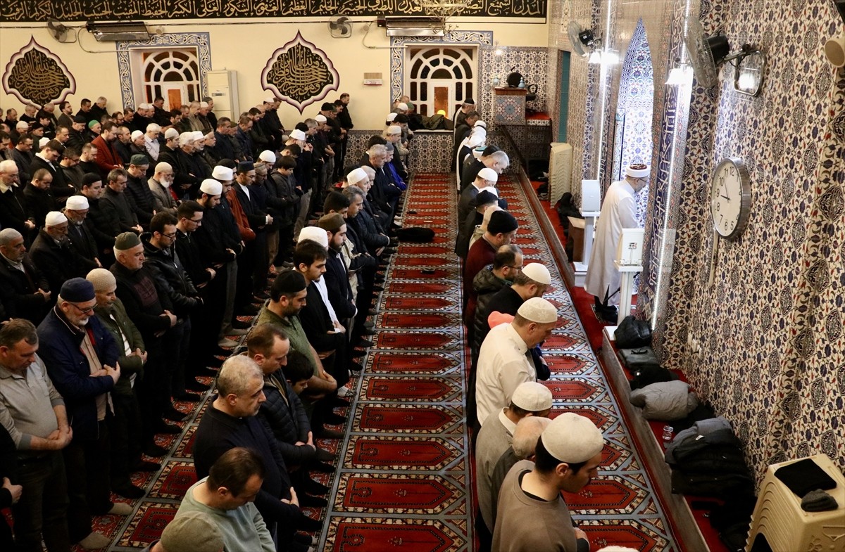 Diyanet İşleri Başkanı Prof. Dr. Ali Erbaş, Sakarya'da Enderun usulüyle teravih kıldırdı.