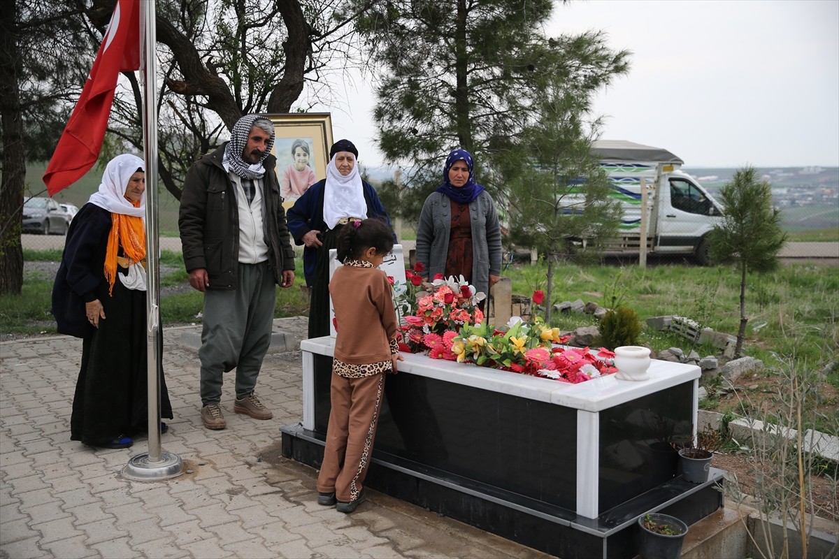 Diyarbakır'da vatandaşlar, kaybolduktan sonra cansız bedenine ulaşılan 8 yaşındaki Narin Güran'ın...
