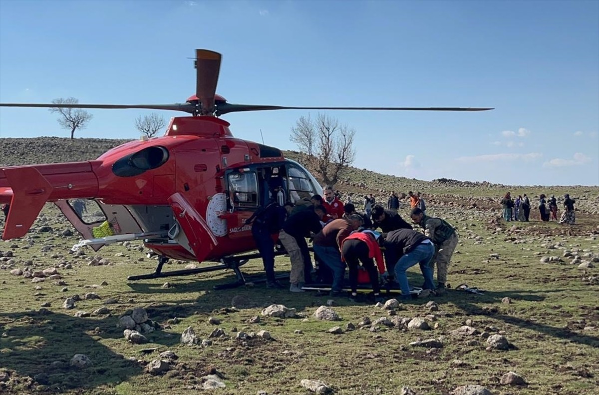 Diyarbakır'ın Çermik ilçesinde silahla yaralanan kişi, ambulans helikopterle hastaneye...