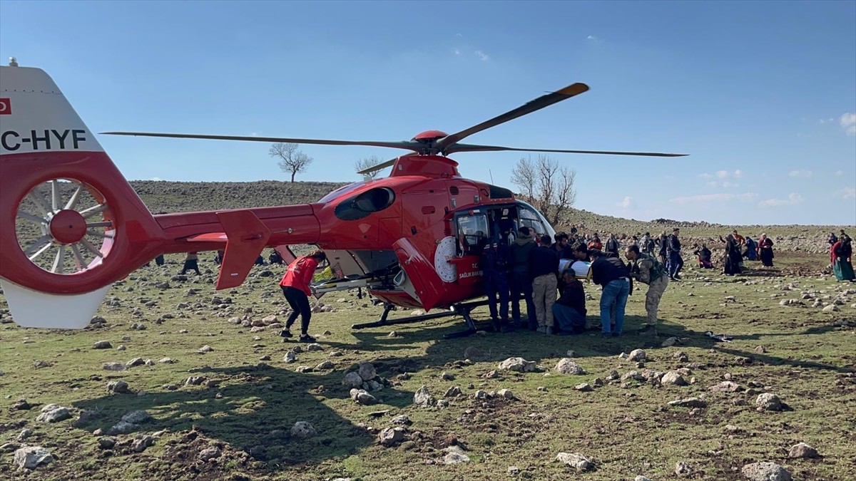 Diyarbakır'ın Çermik ilçesinde silahla yaralanan kişi, ambulans helikopterle hastaneye...