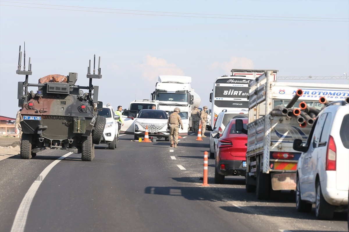 Diyarbakır'ın Çınar ilçesinde bir kişi, aracında uğradığı silahlı saldırıda ağır yaralandı....