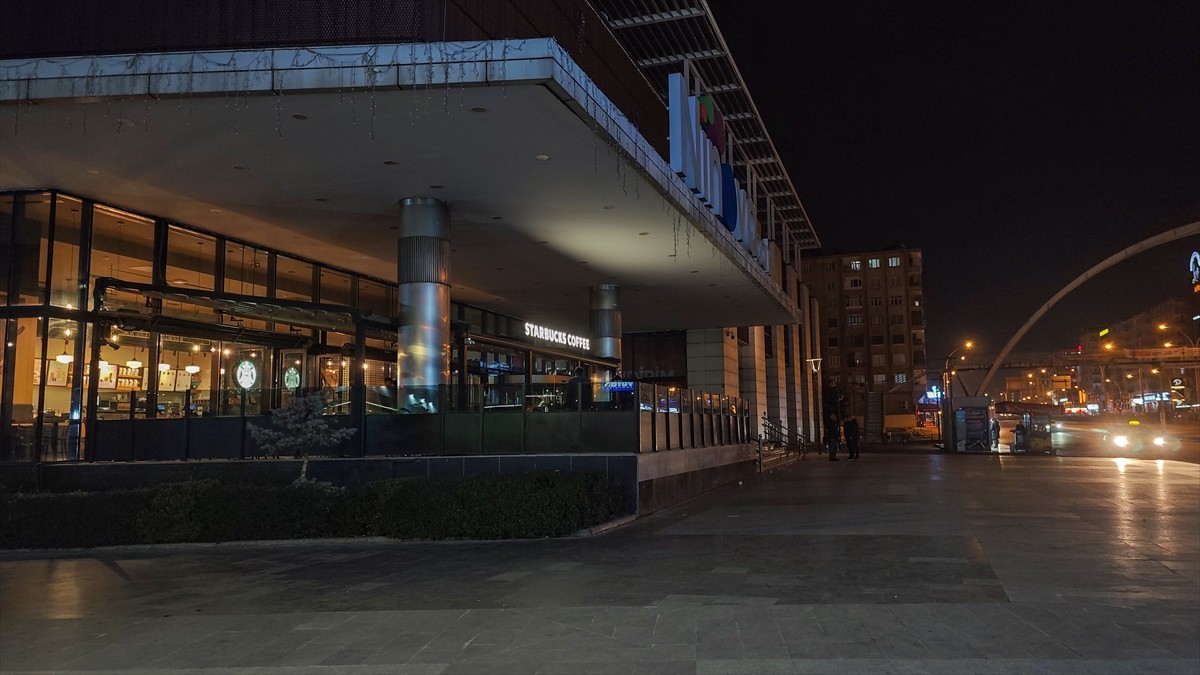 Diyarbakır'ın merkez Bağlar ilçesindeki bir kafede silahlı saldırı sonucu 1 kadın hayatını...