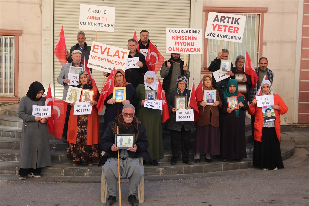 Diyarbakır annelerinin dağa kaçırılan çocukları için eski HDP il binası önündeki oturma eylemine...