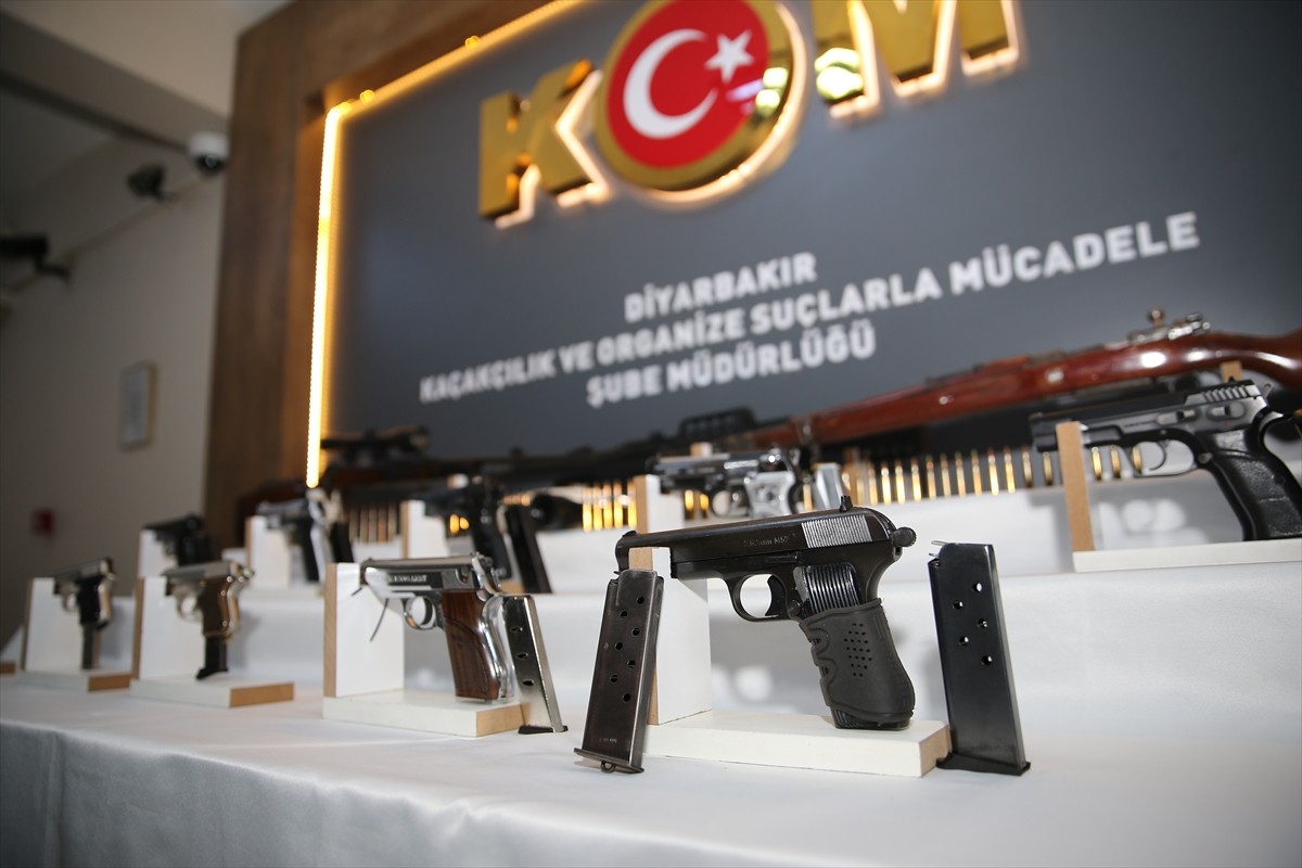 Diyarbakır ve Batman'da düzenlenen kaçak silah operasyonunda 17 şüpheli gözaltına alındı....