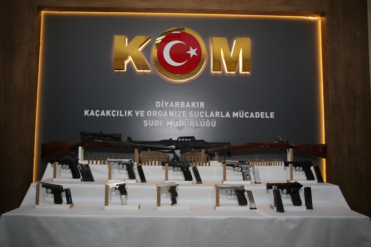 Diyarbakır ve Batman'da düzenlenen kaçak silah operasyonunda 17 şüpheli gözaltına alındı....