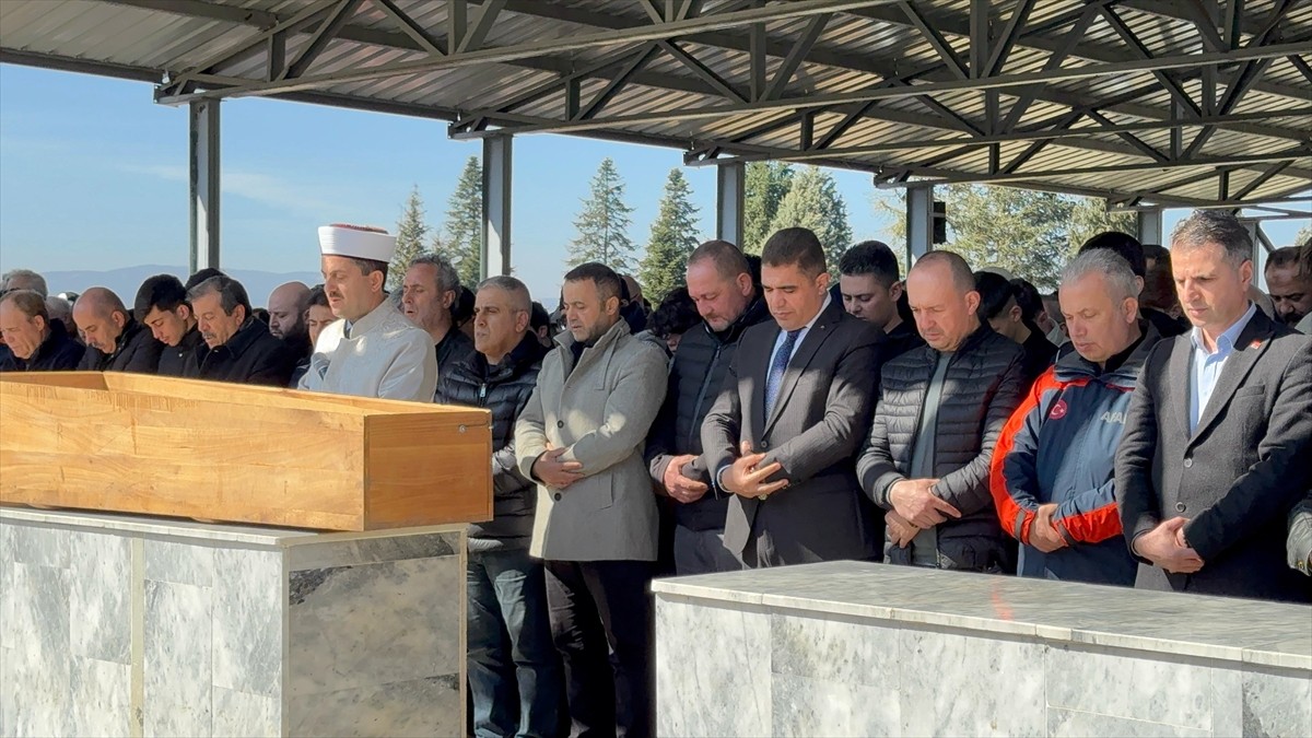 Düzce'de ağaçlık alanda tüfekle vurulmuş halde ölü bulunan 14 yaşındaki muay thai sporcusu Ahmet...