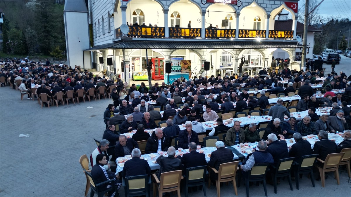 Düzce'nin Cumayeri ilçesinde yarım asrı aşkın süredir düzenlenen geleneksel iftar programına bu...