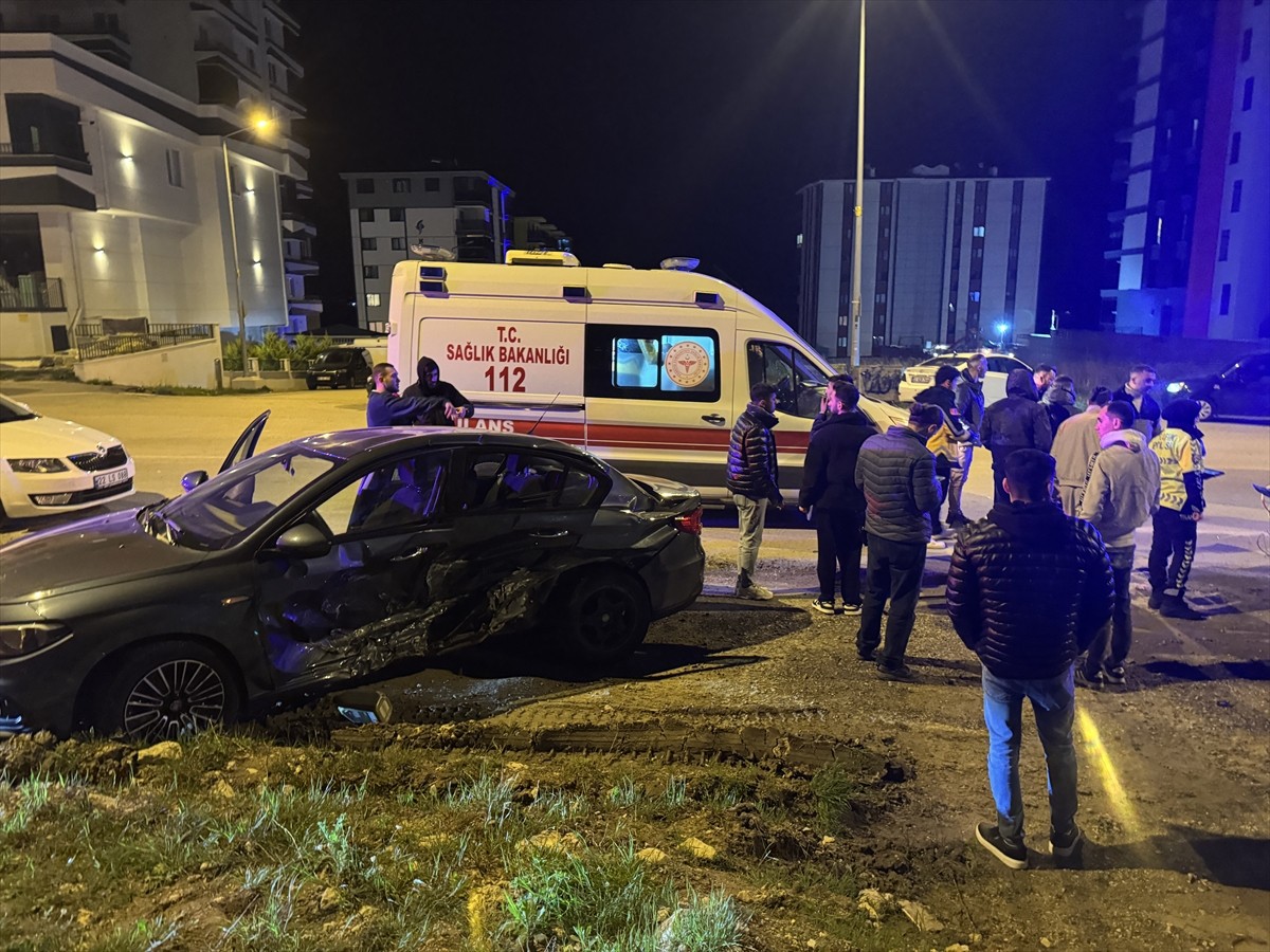 Edirne'de 2 otomobilin çarpıştığı kazada 4 kişi yaralandı. Olay yerine polis ve sağlık ekipleri...