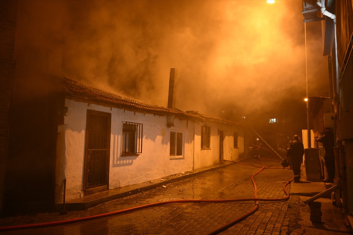 Edirne'de çıkan yangında 2 müstakil ev kullanılamaz hale geldi.