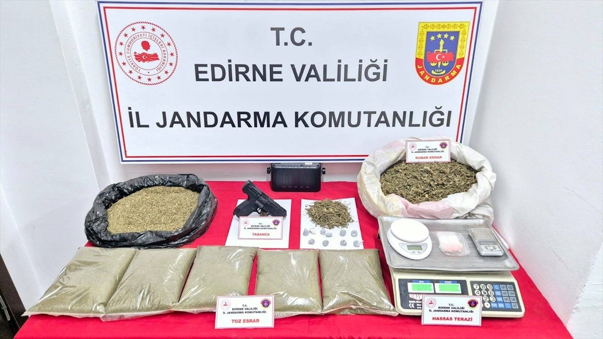 Edirne'de düzenlenen uyuşturucu operasyonunda gözaltına alınan 2 şüpheli tutuklandı. 