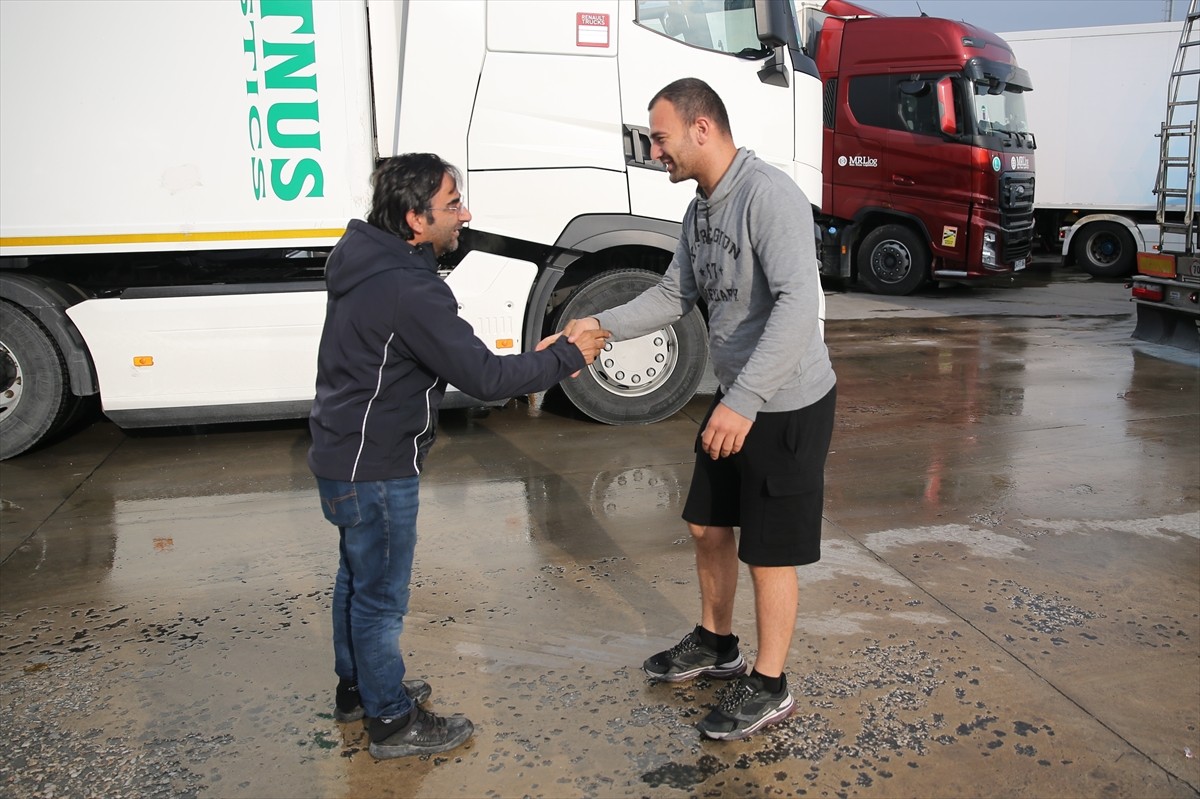 Edirne'de, Kapıkule Sınır Kapısı'nda taşıdıkları ihraç yüklerini Avrupa ülkelerine götürmek için...
