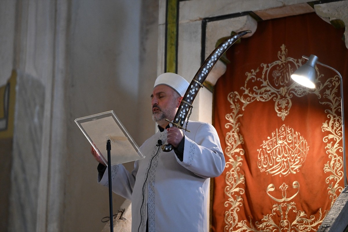 Edirne'deki camilerde ramazan ayının ilk cuma namazı kılındı. Edirne'de vatandaşlar, ramazanın ilk...