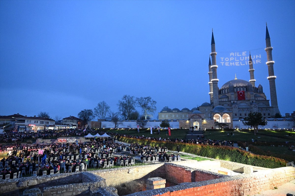 Edirne Valiliği Balkan Şehirleri İş Birliği Edirne Platformunca Selimiye Meydanı'nda  "Büyük...
