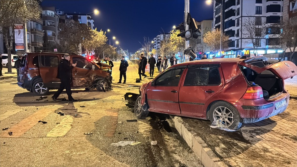 Elazığ'da hafif ticari araç ile otomobilin çarpışması sonucu 1'i ağır 5 kişi yaralandı.