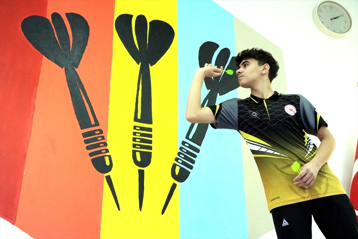  Elazığ'da yaşayan ve öğretmeninin yönlendirmesiyle başladığı dart sporunda Türkiye şampiyonluğuna...