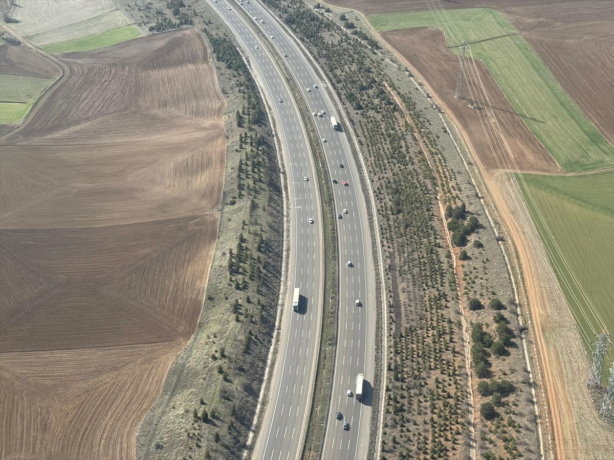 Emniyet Genel Müdürlüğü (EGM) ekipleri, Ramazan Bayramı öncesi Ankara'yı çevre illere bağlayan ana...