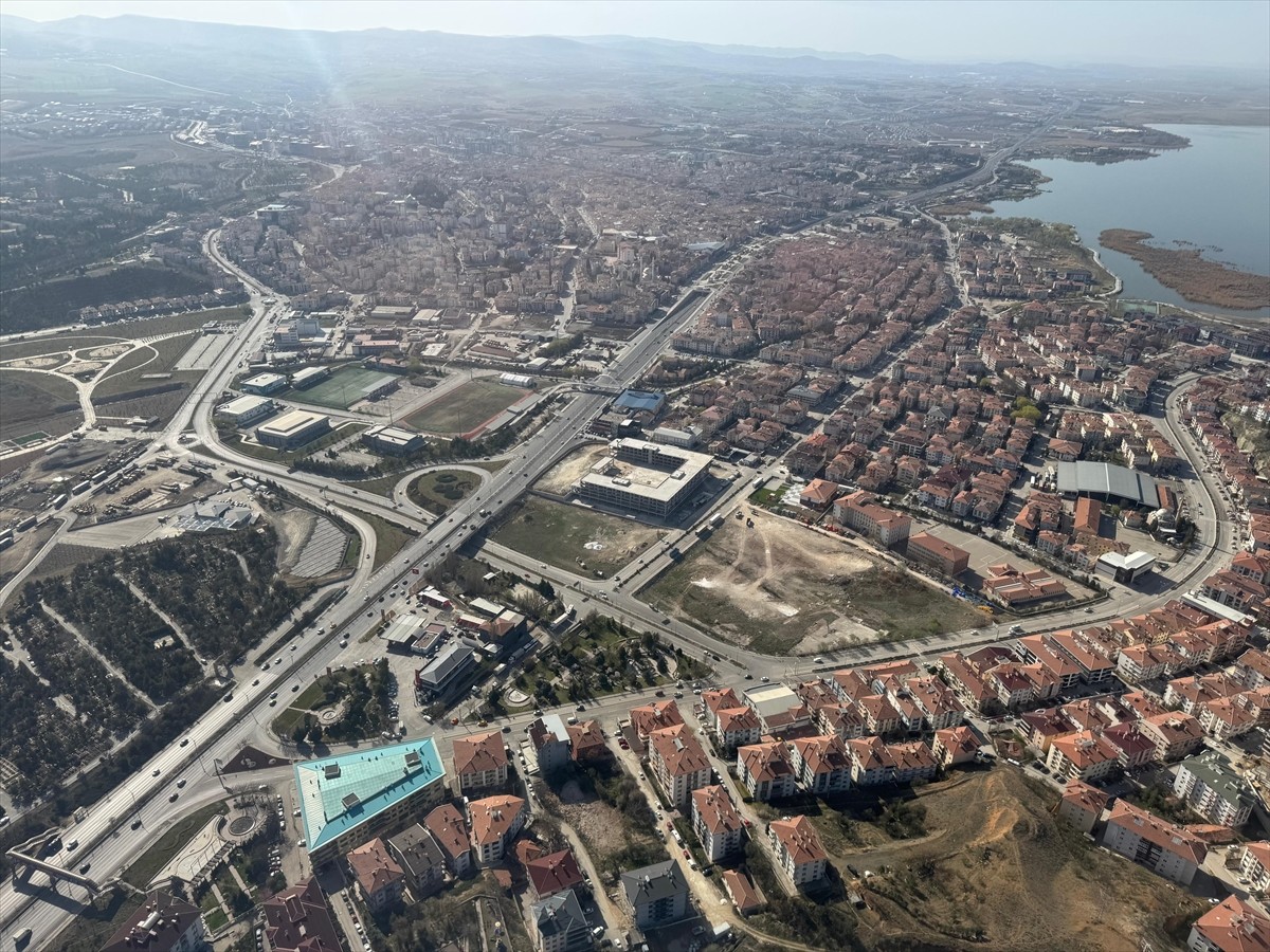 Emniyet Genel Müdürlüğü (EGM) ekipleri, Ramazan Bayramı öncesi Ankara'yı çevre illere bağlayan ana...