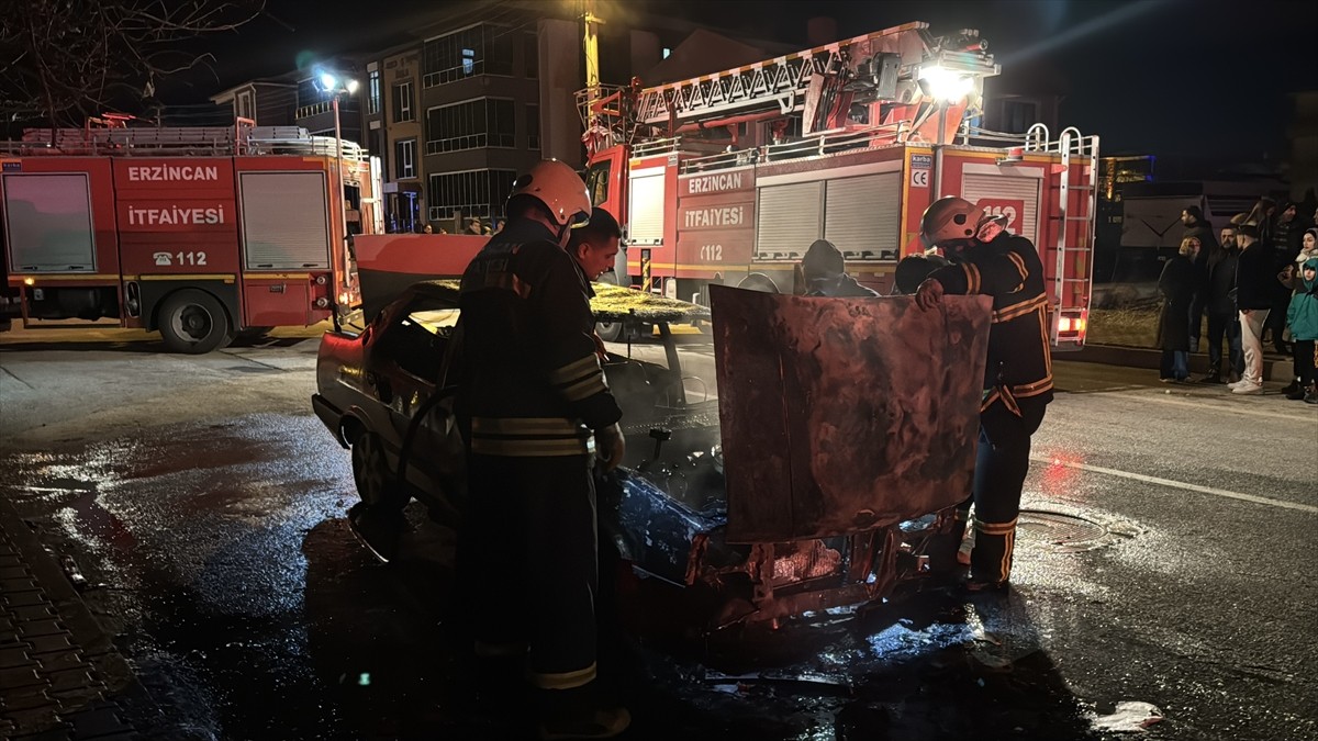 Erzincan'da seyir halindeyken alev alan otomobil kullanılamaz hale geldi.