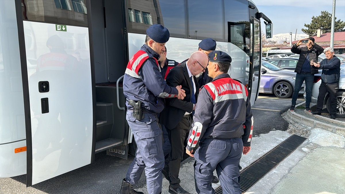 Erzincan'ın İliç ilçesindeki altın madeninde 9 işçinin toprak altında kalarak yaşamını yitirdiği...
