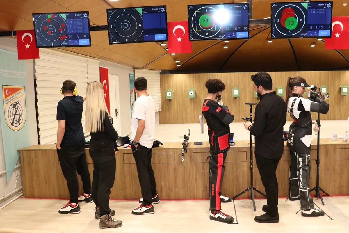 Erzurum'da antrenör Burak ve Zeynep Çağlar çifti, Gençlik ve Spor İl Müdürlüğünün poligonunda...