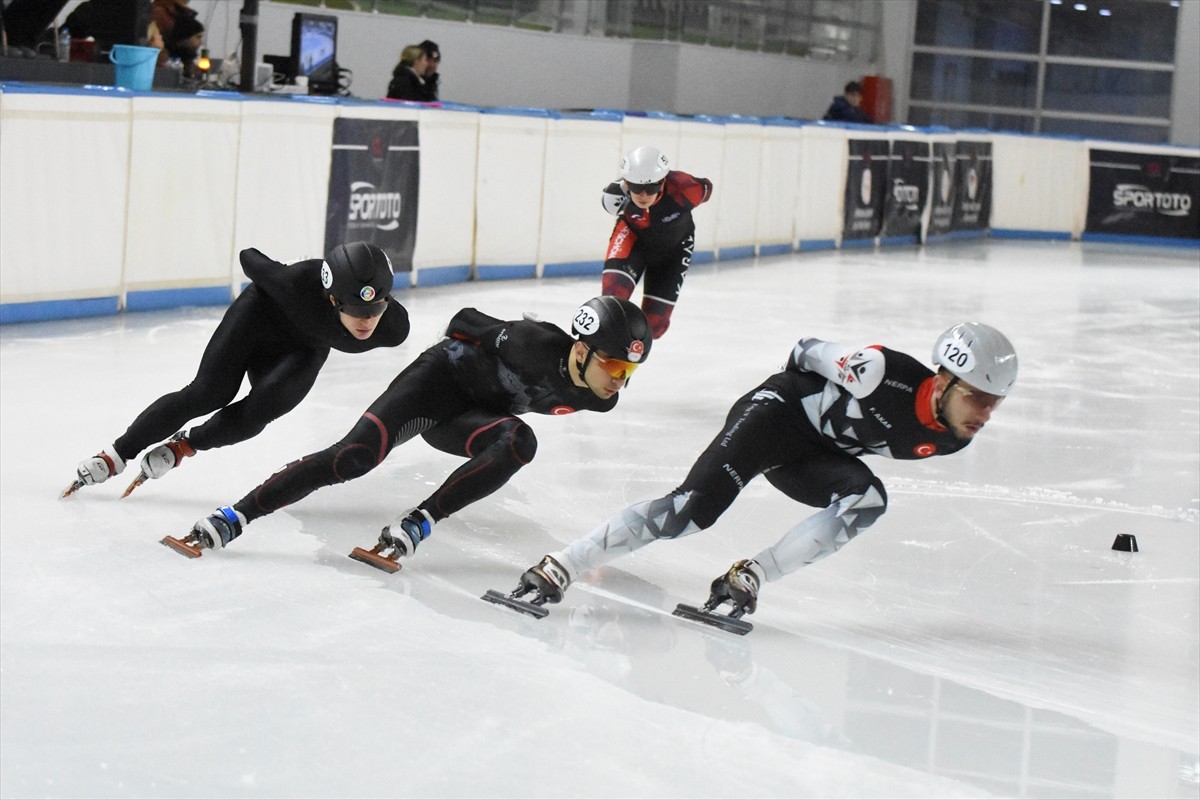 Erzurum'da düzenlenen Short Track Türkiye Şampiyonası sona erdi. Palandöken 2000'lik Buz Hokey...