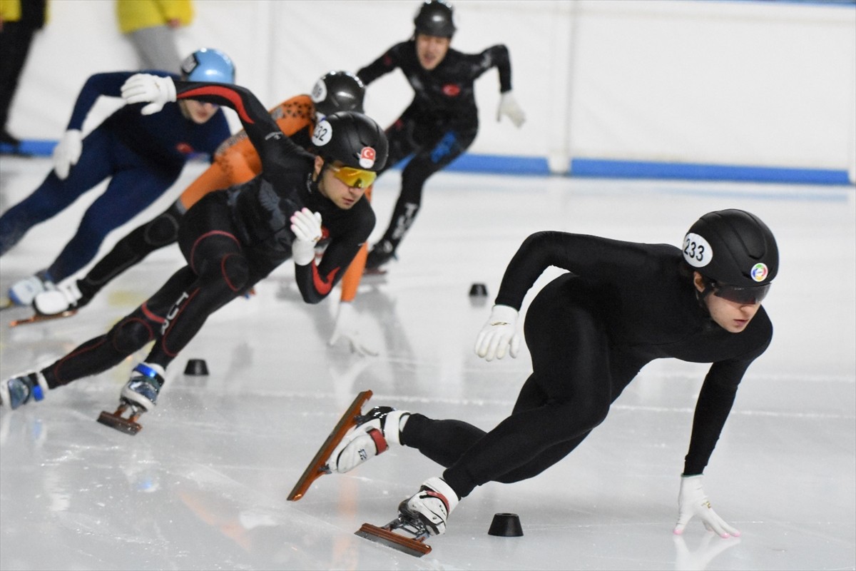 Erzurum'da düzenlenen Short Track Türkiye Şampiyonasında yarışlar başladı. Palandöken 2000'lik Buz...