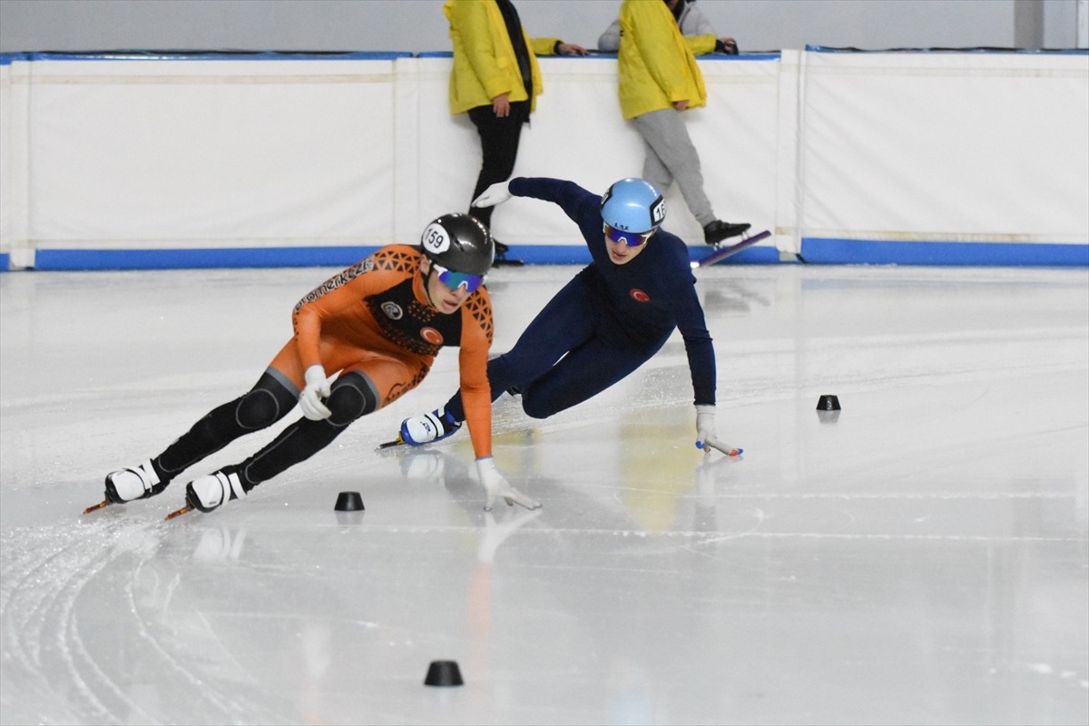 Erzurum'da düzenlenen Short Track Türkiye Şampiyonasında yarışlar başladı. Palandöken 2000'lik Buz...