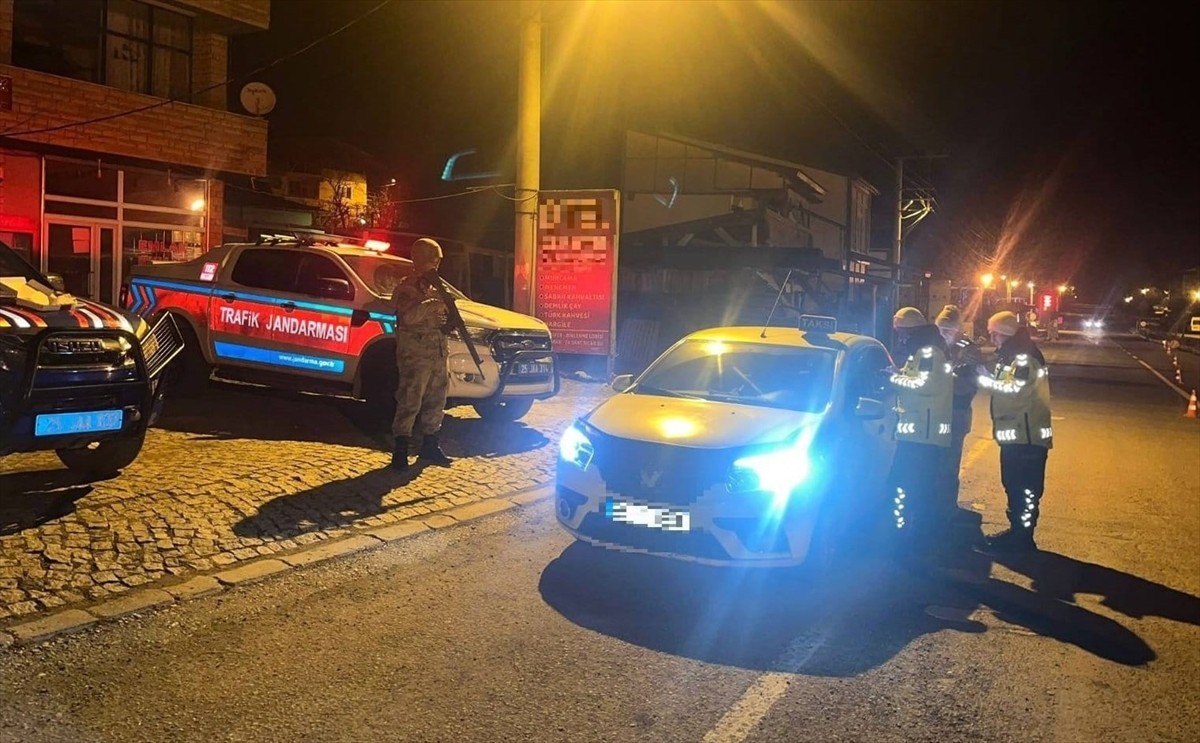 Erzurum'da jandarma ekiplerince yapılan denetimlerde 106 araç trafikten menedildi. Erzurum İl...