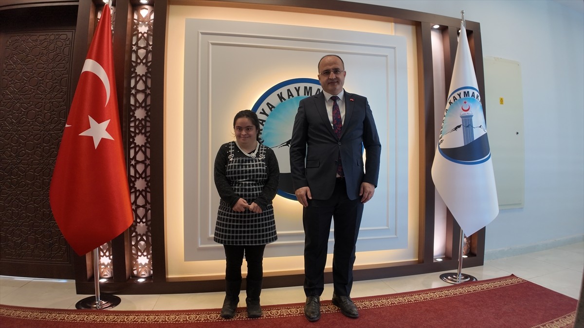 Erzurum'un Şenkaya ilçesinde kaymakamlıkta çalışmaya başlayan down sendromlu Kısmet Pala (solda)...