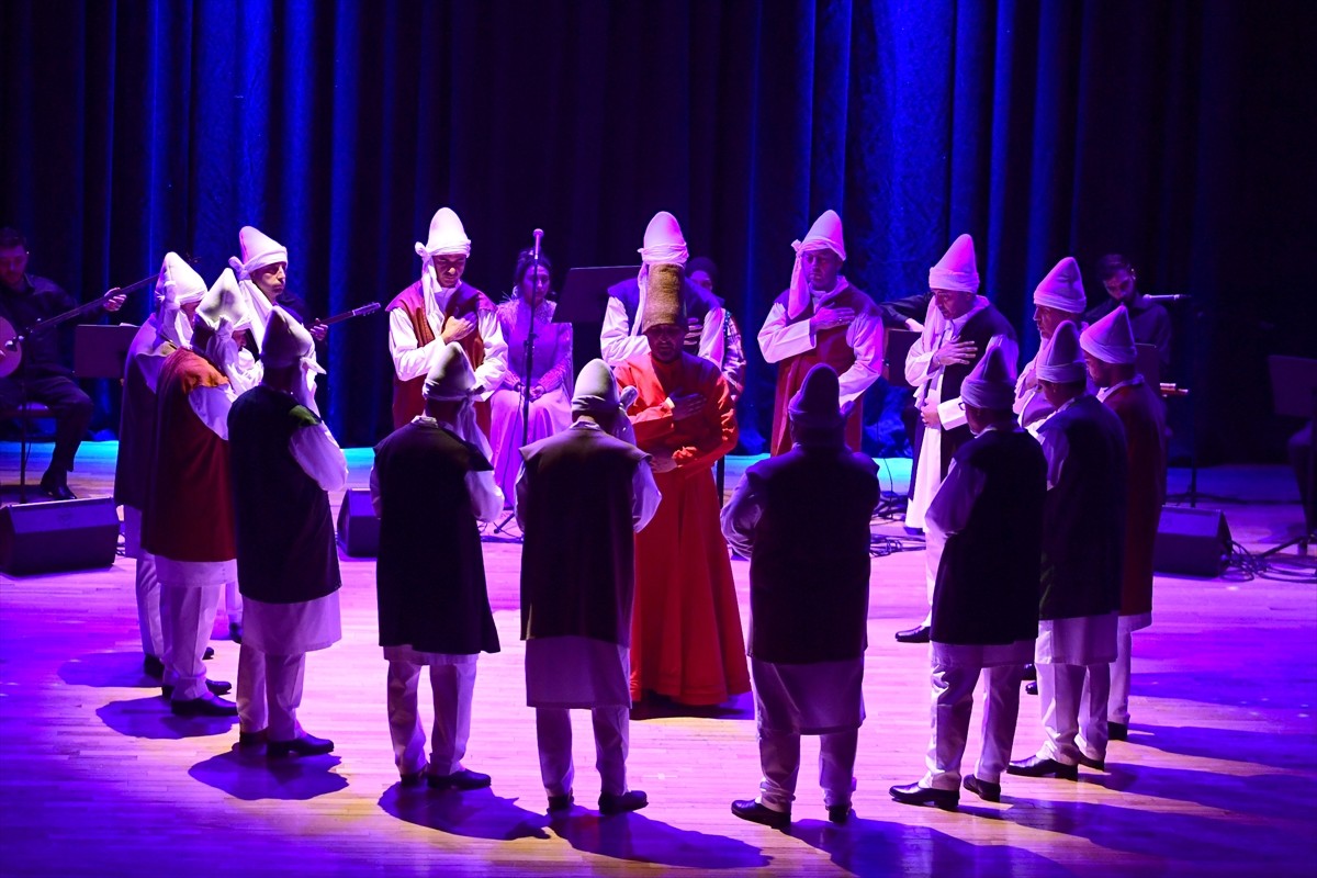 Eskişehir'de, Anadolu Üniversitesinde "İlahi Nefes: Gönülden Dile Yunus Emre" gösterisi...