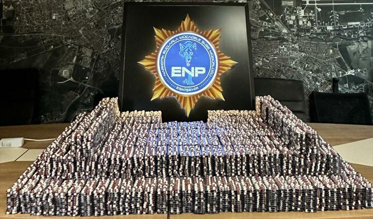 Eskişehir'de, polisin düzenlediği uyuşturucu operasyonunda gözaltına alınan 3 zanlı tutuklandı....