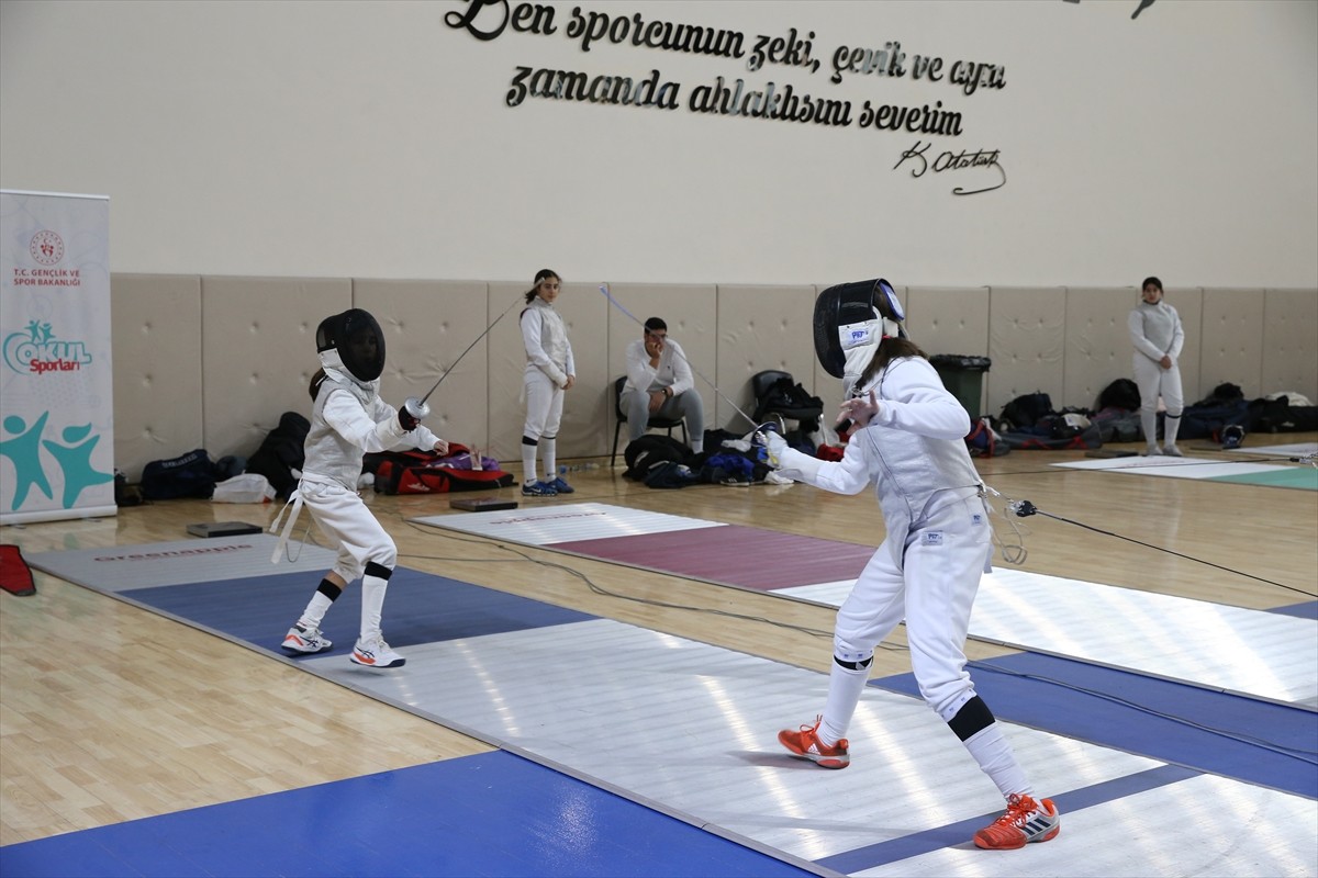 Eskişehir'de, Türkiye Okul Sporları Federasyonunca düzenlenen Okul Sporları Eskrim Türkiye...