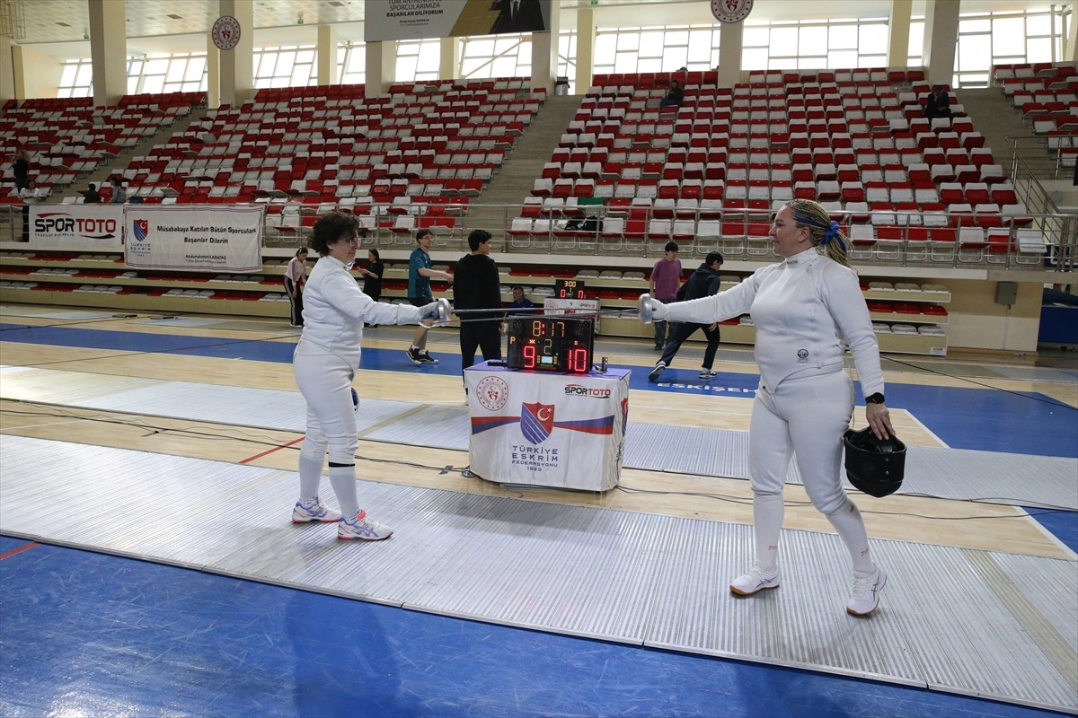 Eskişehir'de yaşayan 51 yaşındaki eski milli eskrim sporcusu Figen Heper, 30 yıl aradan sonra...