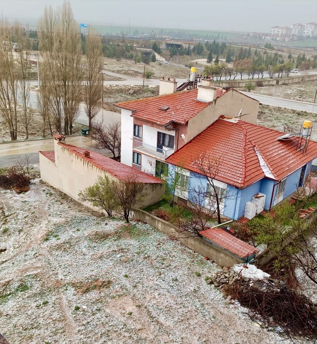 Eskişehir'in Sivrihisar ilçesinde etkili olan sağanak ve dolu hayatı olumsuz etkiledi. Kısa süre...